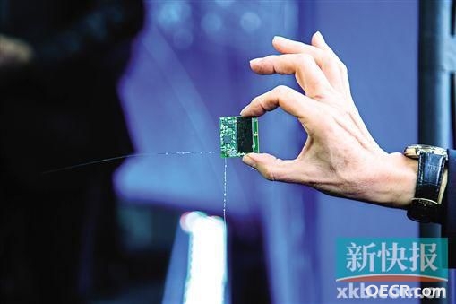 星际飞船的主体——“星片”电脑芯片。新华社发